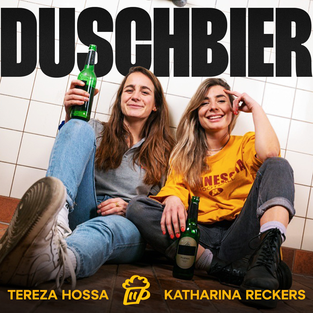 Tereza und Katharina mit jeweils einem Bier